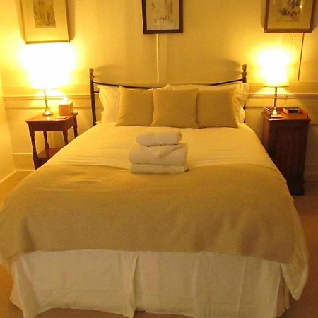 Old Manor House Bed & Breakfast Shepperton Dış mekan fotoğraf