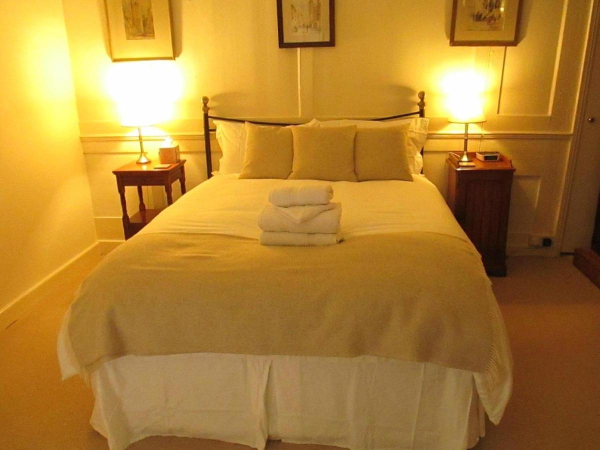 Old Manor House Bed & Breakfast Shepperton Dış mekan fotoğraf