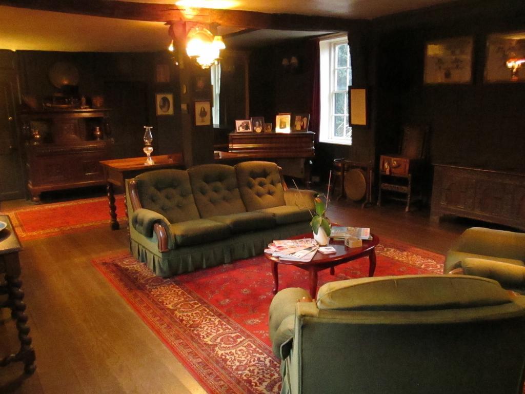 Old Manor House Bed & Breakfast Shepperton Dış mekan fotoğraf