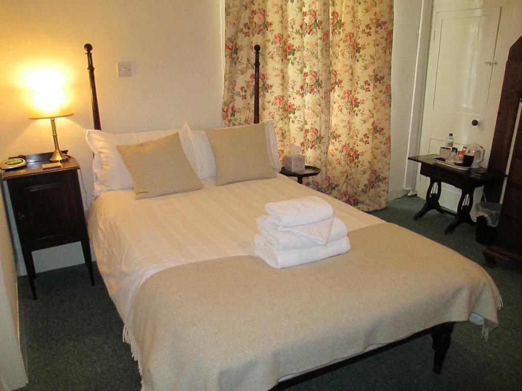 Old Manor House Bed & Breakfast Shepperton Oda fotoğraf