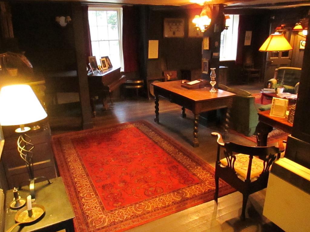 Old Manor House Bed & Breakfast Shepperton Dış mekan fotoğraf