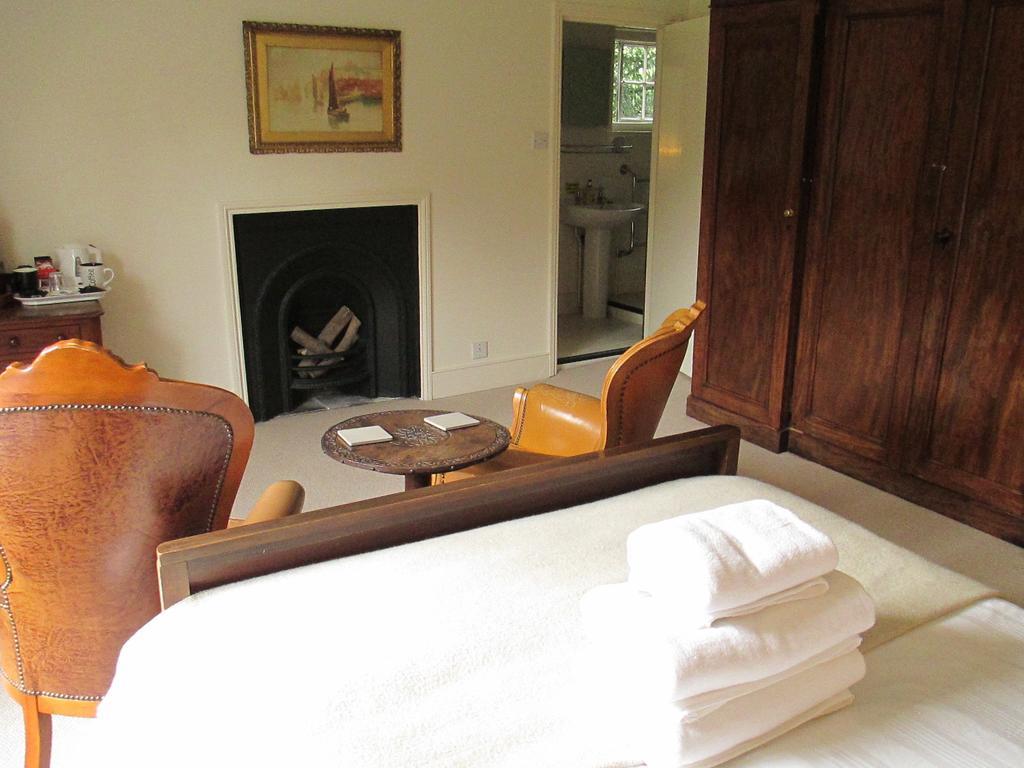 Old Manor House Bed & Breakfast Shepperton Oda fotoğraf