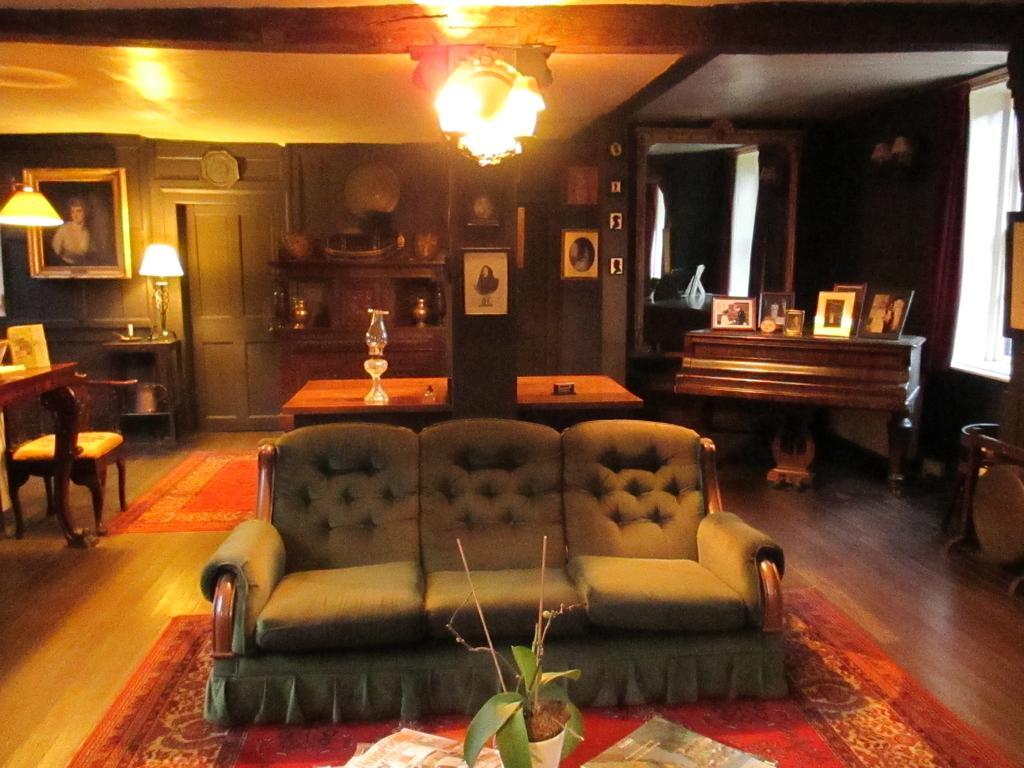 Old Manor House Bed & Breakfast Shepperton Dış mekan fotoğraf