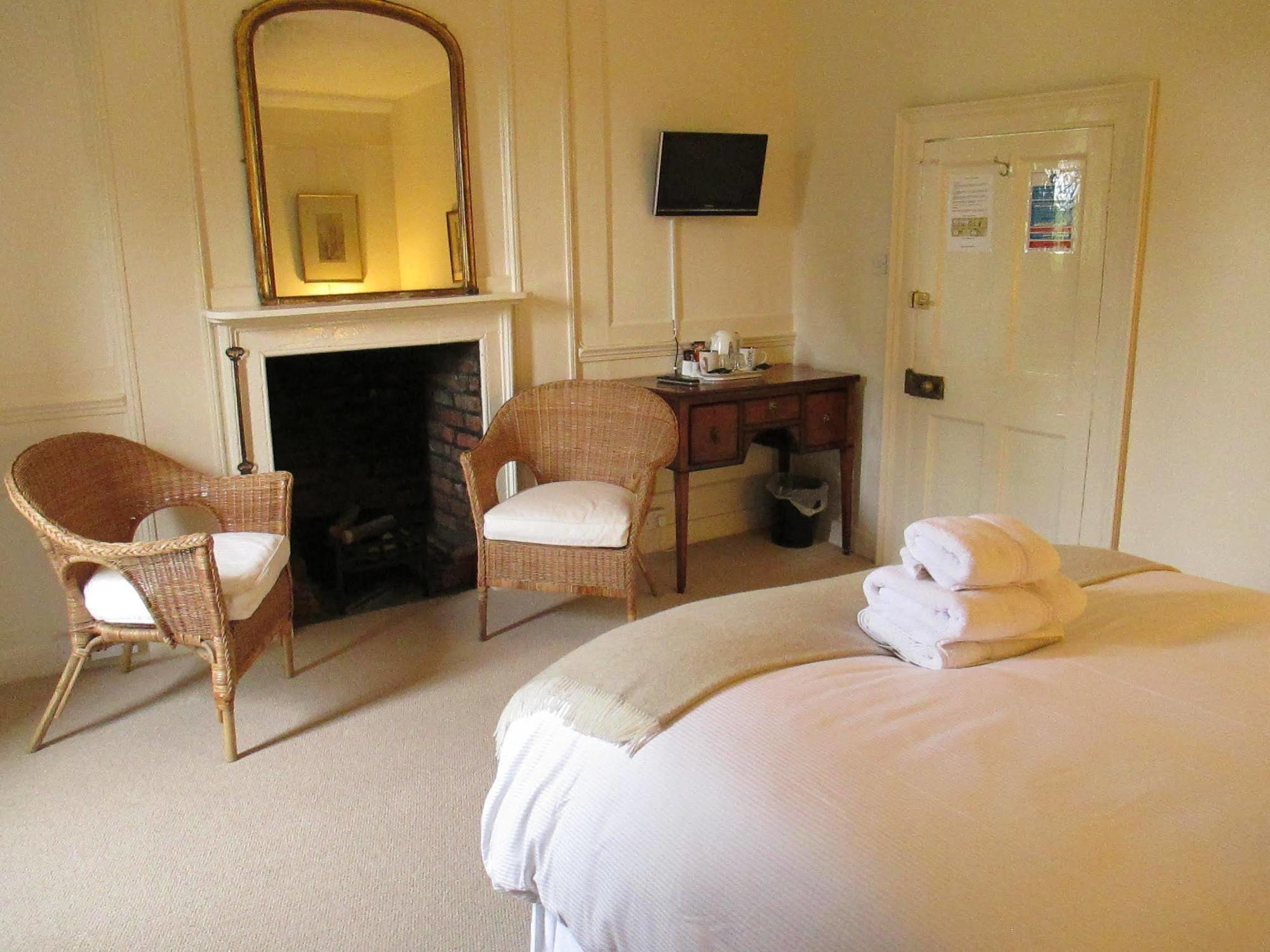 Old Manor House Bed & Breakfast Shepperton Dış mekan fotoğraf